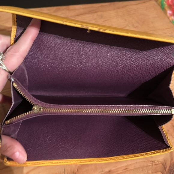 Louis Vuitton Wallet - zipper pull missing but still zips - Picture 7 of 8